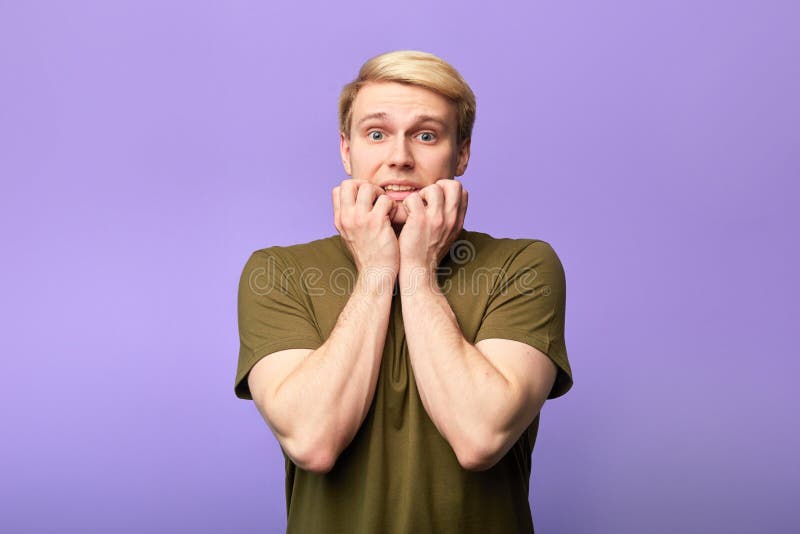 Portret van doen schrikken jongelui, emotionele mens met vingers in zijn mond stock foto's Portret van doen schrikken jongelui, emotionele mens met vingers in zijn mond stock foto's