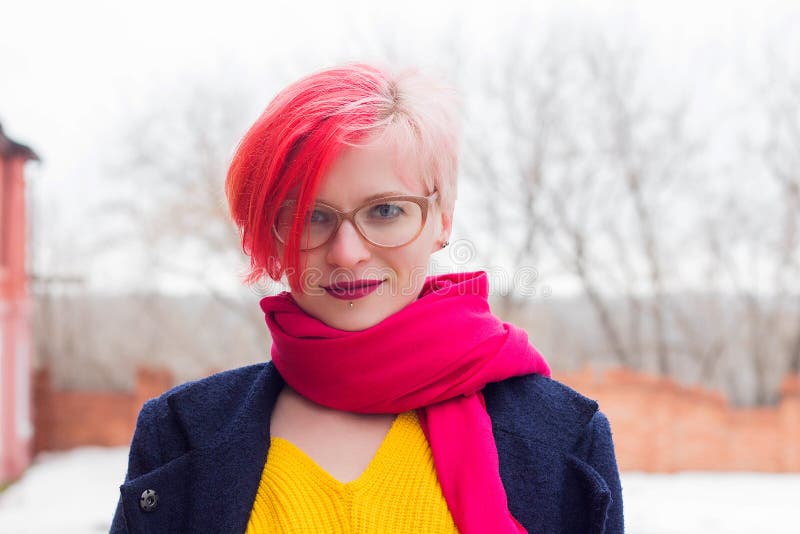Portret van een aantrekkelijke jonge vrouw met gekleurd haar en het doordringen onder haar lip Glazen, het doordringen, multicolo royalty-vrije stock afbeelding Portret van een aantrekkelijke jonge vrouw met gekleurd haar en het doordringen onder haar lip Glazen, het doordringen, multicolo royalty-vrije stock afbeelding