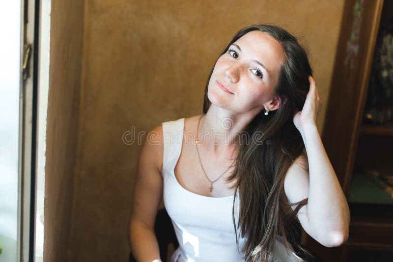 Portret van een aardig meisje die haar haar bevestigen royalty-vrije stock afbeeldingen Portret van een aardig meisje die haar haar bevestigen royalty-vrije stock afbeeldingen
