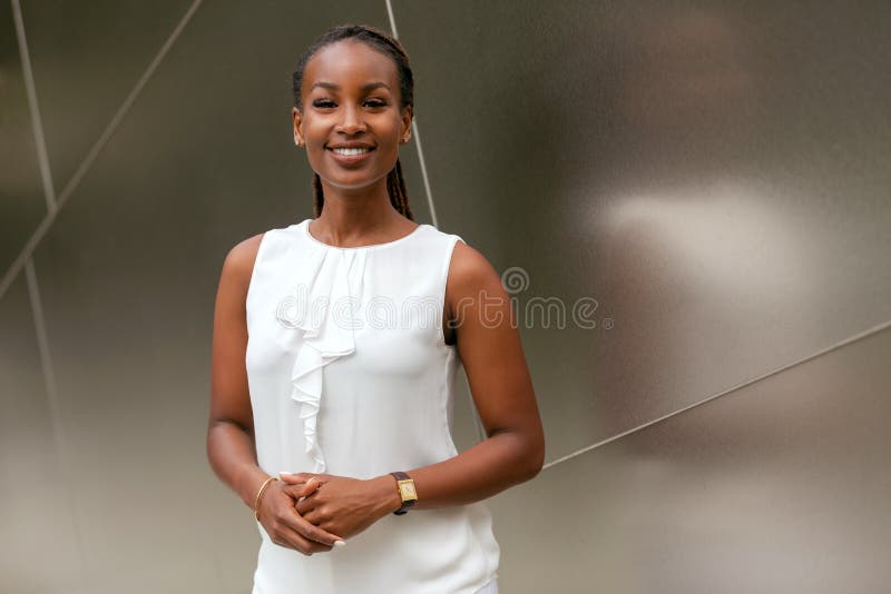 Portret van een afrikaanse zakenvrouw, adviseur financieel vertegenwoordiger, CEO, bedrijfsleider, glimlachend vrolijk uitvoerend royalty-vrije stock foto Portret van een afrikaanse zakenvrouw, adviseur financieel vertegenwoordiger, CEO, bedrijfsleider, glimlachend vrolijk uitvoerend royalty-vrije stock foto