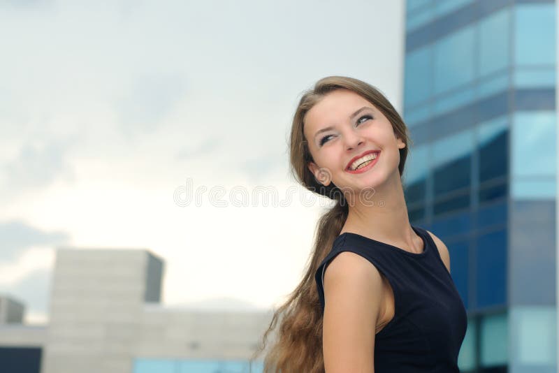Portret van een blije en gelukkige bedrijfsvrouw stock afbeelding Portret van een blije en gelukkige bedrijfsvrouw stock afbeelding