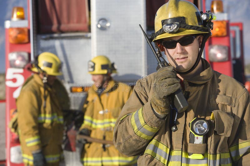 Portret van een Brandbestrijder Talking On Radio