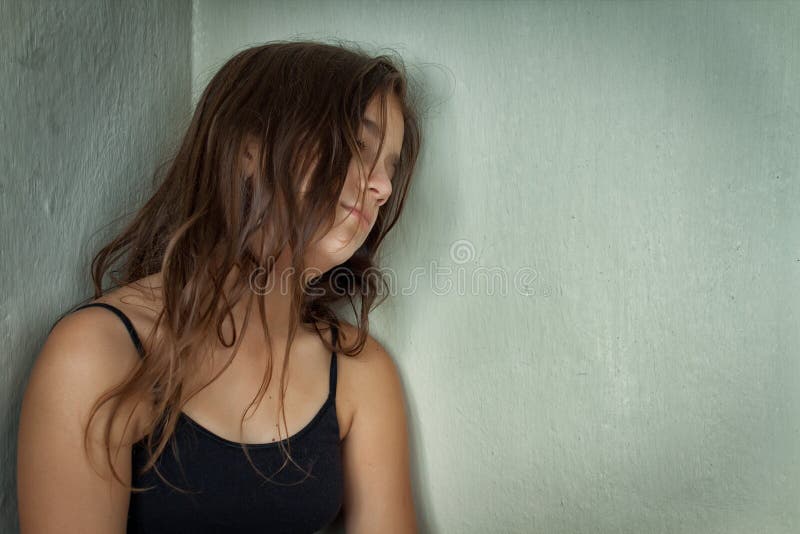 Portret van een droevig en eenzaam Spaans meisje