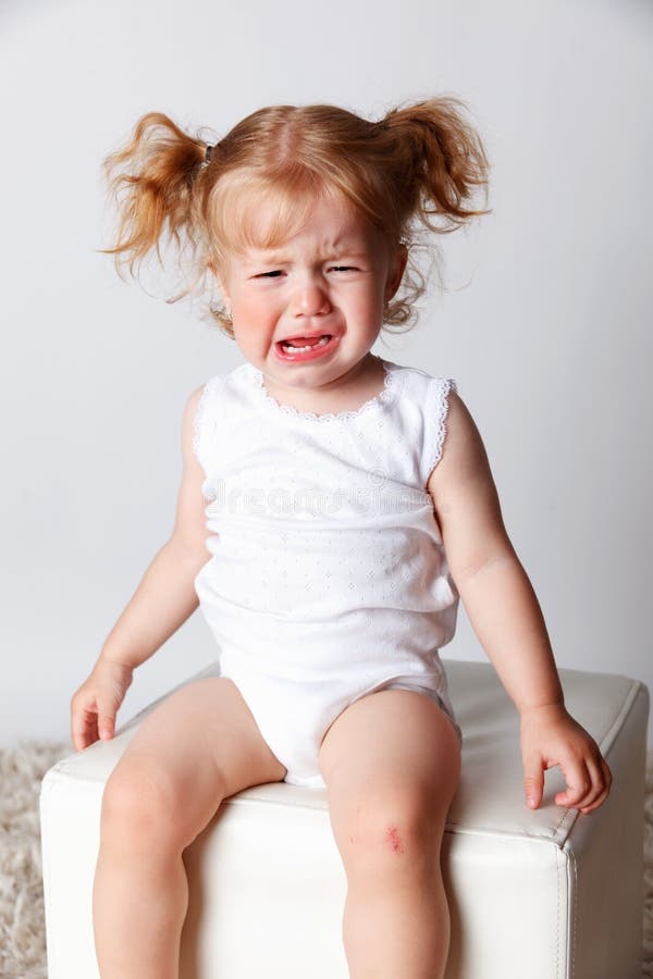 Portret van een droevige schreeuwende baby royalty-vrije stock afbeeldingen Portret van een droevige schreeuwende baby royalty-vrije stock afbeeldingen