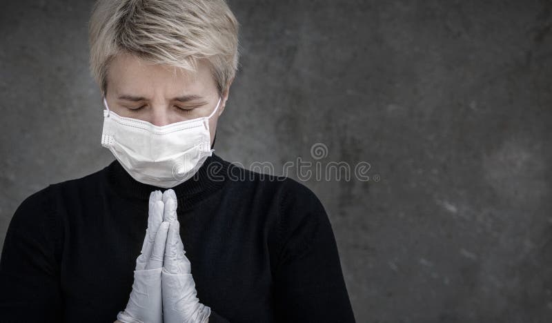 Portret van een droevige vrouw in een medisch masker in de openlucht. gebed