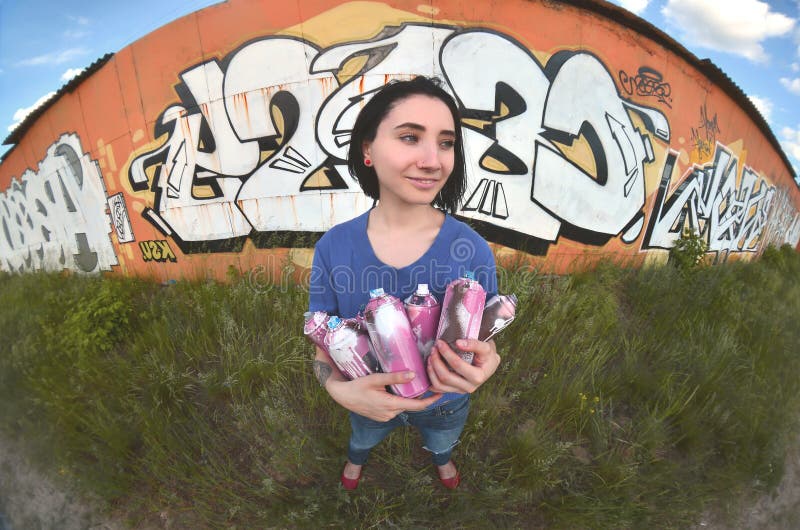 Portret van een emotioneel jong meisje met het zwarte haar en doordringen Een brede hoekfoto van een meisje met de blikken van de stock foto Portret van een emotioneel jong meisje met het zwarte haar en doordringen Een brede hoekfoto van een meisje met de blikken van de stock foto
