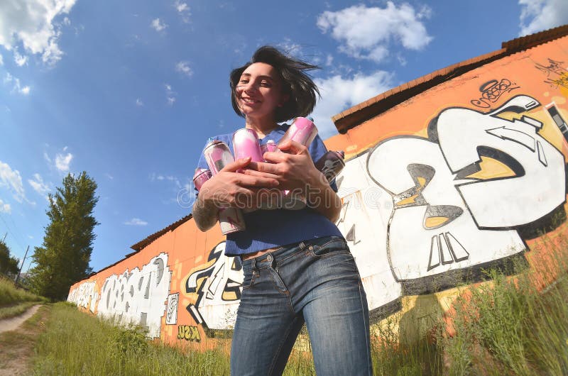 Portret van een emotioneel jong meisje met het zwarte haar en doordringen Een brede hoekfoto van een meisje met de blikken van de stock afbeelding Portret van een emotioneel jong meisje met het zwarte haar en doordringen Een brede hoekfoto van een meisje met de blikken van de stock afbeelding