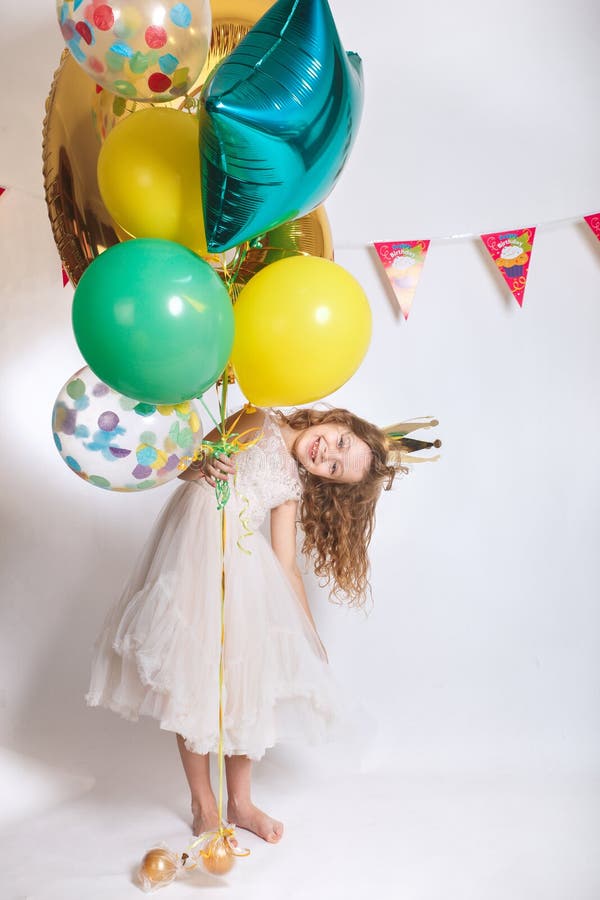 Portret van een gelukkig schattig meisje met ballonnen op verjaardagsfeestje royalty-vrije stock foto Portret van een gelukkig schattig meisje met ballonnen op verjaardagsfeestje royalty-vrije stock foto