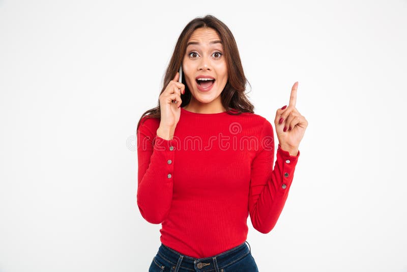 Portret van een gelukkige Aziatische vrouw die op mobiele telefoon spreken royalty-vrije stock foto Portret van een gelukkige Aziatische vrouw die op mobiele telefoon spreken royalty-vrije stock foto