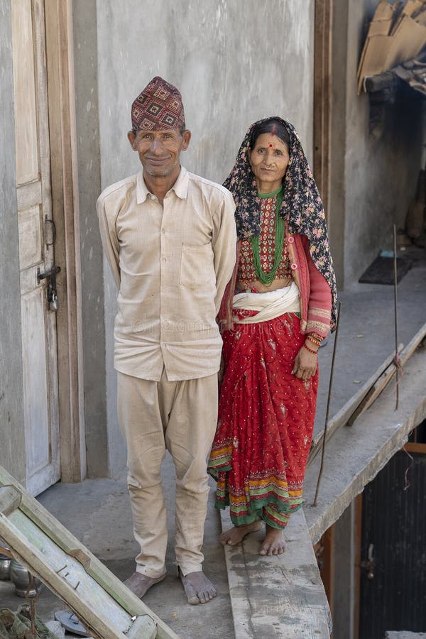 Portret van een gelukkige Indische familie die in de stad Devprayag dichtbij de rivier Ganga, India leeft Sluit omhoog royalty-vrije stock afbeeldingen Portret van een gelukkige Indische familie die in de stad Devprayag dichtbij de rivier Ganga, India leeft Sluit omhoog royalty-vrije stock afbeeldingen