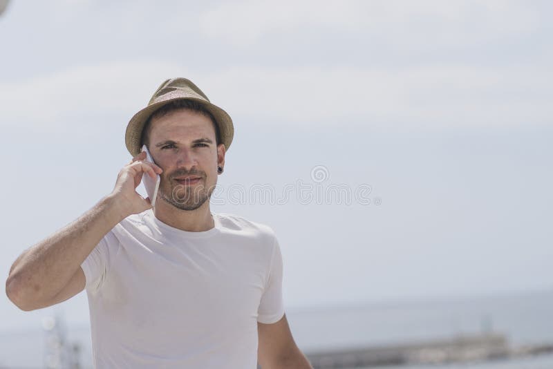 Portret van een gelukkige zakenman die in openlucht met mobiele pho lopen stock foto Portret van een gelukkige zakenman die in openlucht met mobiele pho lopen stock foto