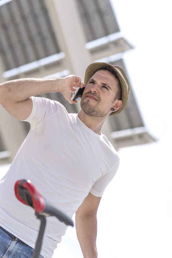 Portret van een gelukkige zakenman die in openlucht met mobiele pho lopen royalty-vrije stock afbeelding Portret van een gelukkige zakenman die in openlucht met mobiele pho lopen royalty-vrije stock afbeelding
