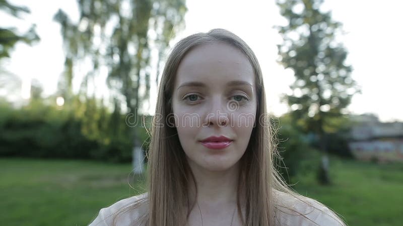 Portret van een glimlachend jong meisje die selfie foto in park maken