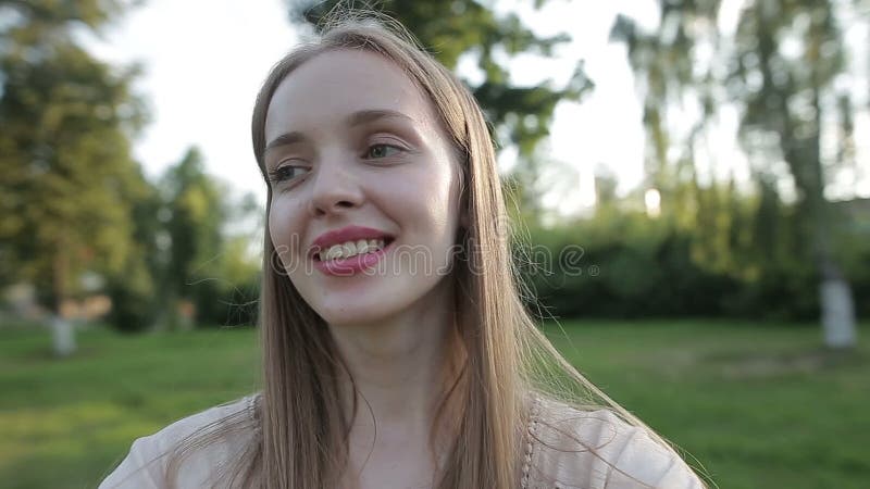 Portret van een glimlachende vrouw die selfie foto in park maken