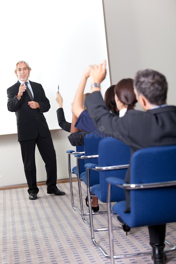 Portret van een hogere manager die presentatie geeft stock fotografie Portret van een hogere manager die presentatie geeft stock fotografie