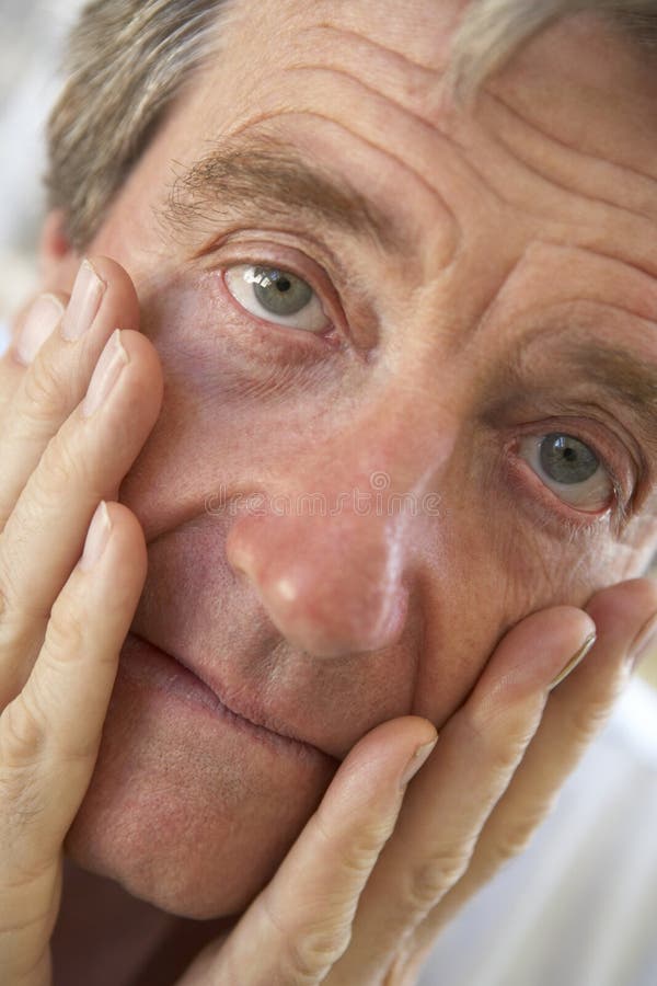 Portret van een Hogere Mens die Ongerust gemaakt kijkt royalty-vrije stock foto Portret van een Hogere Mens die Ongerust gemaakt kijkt royalty-vrije stock foto