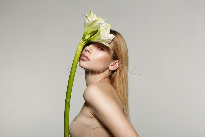 Portret van een jong aantrekkelijk meisje met mooie samenstelling, lang haar, perfecte huid stock foto's Portret van een jong aantrekkelijk meisje met mooie samenstelling, lang haar, perfecte huid stock foto's