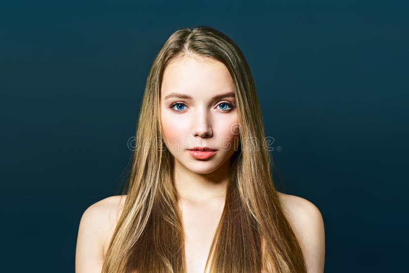 Portret van een jong blond die op een meisje kijkt, dicht bij het schot stock afbeeldingen Portret van een jong blond die op een meisje kijkt, dicht bij het schot stock afbeeldingen