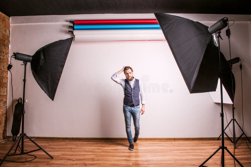 Portret van een jong hipstermens of een model in een studio De ruimte van het exemplaar stock afbeeldingen Portret van een jong hipstermens of een model in een studio De ruimte van het exemplaar stock afbeeldingen