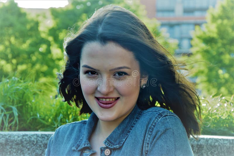 Portret van een jong, sexy meisje, dat uit haar tong zacht zet stock afbeeldingen Portret van een jong, sexy meisje, dat uit haar tong zacht zet stock afbeeldingen