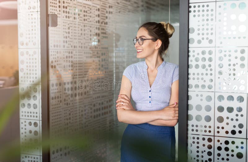 Portret van een jonge bedrijfsvrouw in een bureau royalty-vrije stock foto Portret van een jonge bedrijfsvrouw in een bureau royalty-vrije stock foto