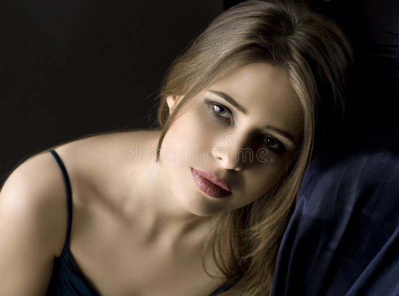 Portret van een jonge droevige vrouw royalty-vrije stock afbeeldingen Portret van een jonge droevige vrouw royalty-vrije stock afbeeldingen