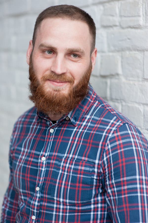 Portret van een jonge gebaarde mens in een flaneloverhemd royalty-vrije stock afbeelding Portret van een jonge gebaarde mens in een flaneloverhemd royalty-vrije stock afbeelding