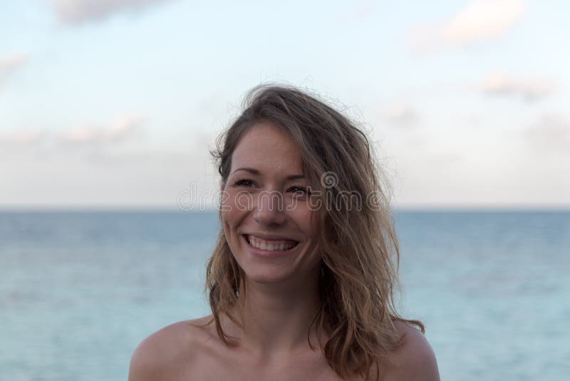 Portret van een jonge gelukkige vrouw in vakantie Overzees als achtergrond stock fotografie Portret van een jonge gelukkige vrouw in vakantie Overzees als achtergrond stock fotografie