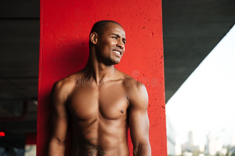 Portret van een jonge glimlachende halve naakte Afrikaanse sportman stock afbeeldingen Portret van een jonge glimlachende halve naakte Afrikaanse sportman stock afbeeldingen