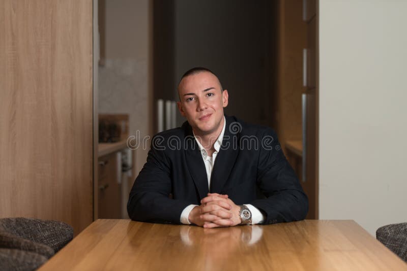 Portret van een Jonge Mens die binnenshuis glimlachen royalty-vrije stock fotografie Portret van een Jonge Mens die binnenshuis glimlachen royalty-vrije stock fotografie