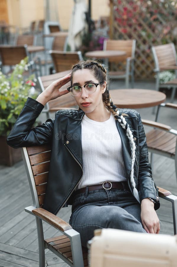 Portret van een jonge mooie vrouw op straat, het model stellen, stedelijke de straatmanier van vrouwen royalty-vrije stock fotografie Portret van een jonge mooie vrouw op straat, het model stellen, stedelijke de straatmanier van vrouwen royalty-vrije stock fotografie