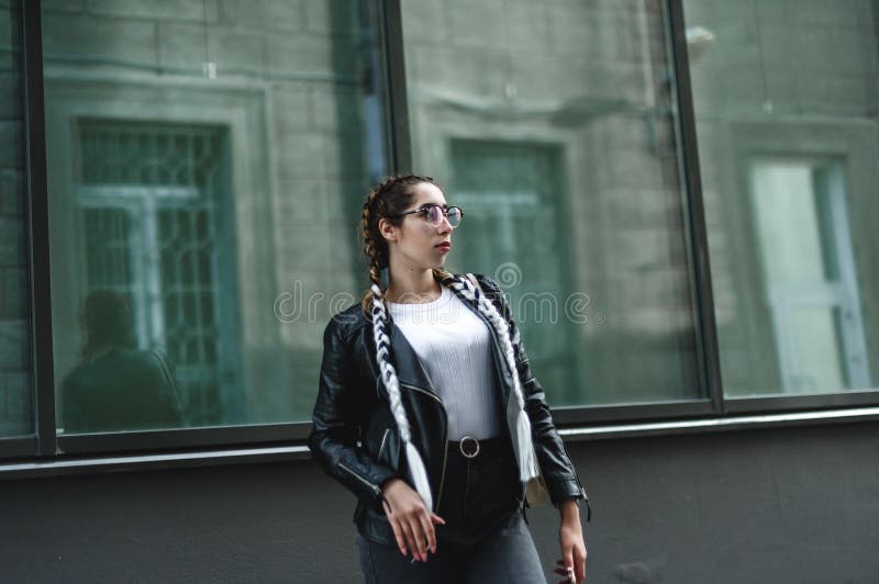 Portret van een jonge mooie vrouw op straat, het model stellen, stedelijke de straatmanier van vrouwen royalty-vrije stock fotografie Portret van een jonge mooie vrouw op straat, het model stellen, stedelijke de straatmanier van vrouwen royalty-vrije stock fotografie