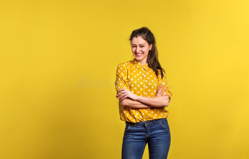 Portret van een jonge mooie vrouw in studio op gele achtergrond stock afbeelding Portret van een jonge mooie vrouw in studio op gele achtergrond stock afbeelding