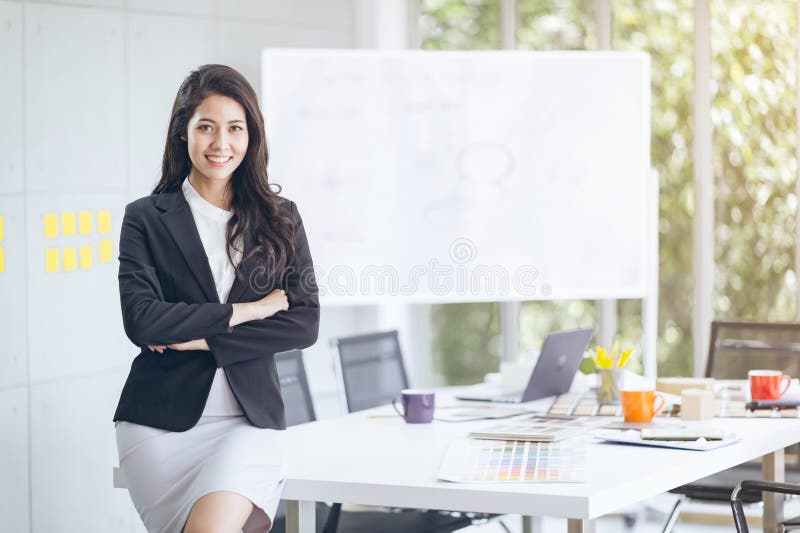 Portret van een jonge vrouwenbeambte, mensenzaken en ent stock foto Portret van een jonge vrouwenbeambte, mensenzaken en ent stock foto