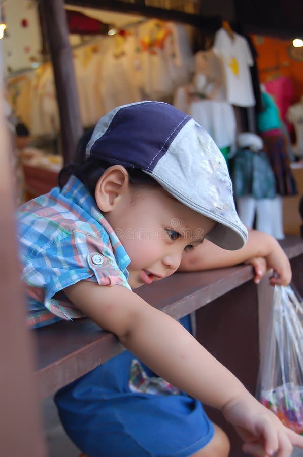 Portret van een jongen, Aziatische Leeftijd 2 jaar bij de het drijven markt stock fotografie Portret van een jongen, Aziatische Leeftijd 2 jaar bij de het drijven markt stock fotografie