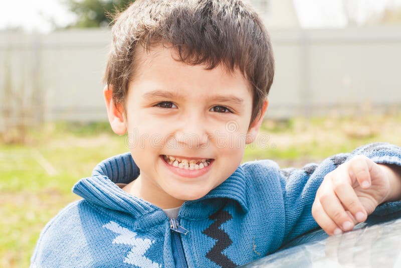 Portret van een jongen van 4 jaar oud in openlucht stock afbeelding Portret van een jongen van 4 jaar oud in openlucht stock afbeelding