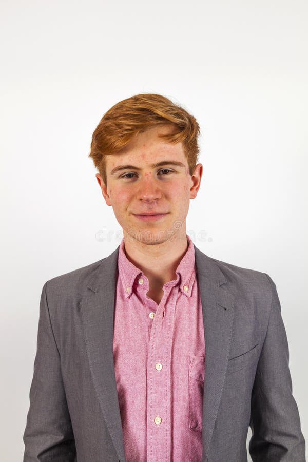 Portret van een keurige tienerjongen met rood haar royalty-vrije stock afbeeldingen Portret van een keurige tienerjongen met rood haar royalty-vrije stock afbeeldingen