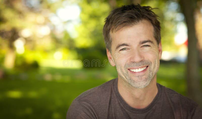 Portret van een Knappe Mens die bij de Camera glimlachen
