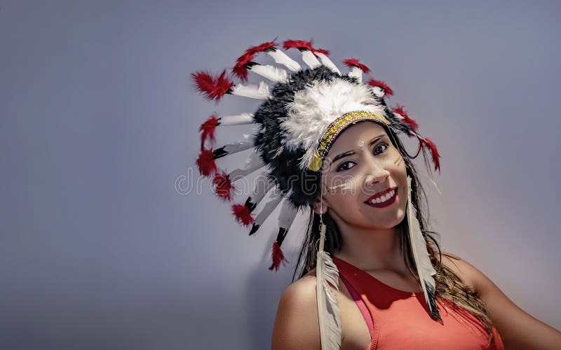Portret van een Latijns model met een bevederd hoofddeksel eerst royalty-vrije stock afbeeldingen Portret van een Latijns model met een bevederd hoofddeksel eerst royalty-vrije stock afbeeldingen