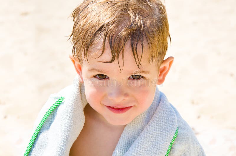 Portret van een leuke jongen op het strand stock foto's Portret van een leuke jongen op het strand stock foto's