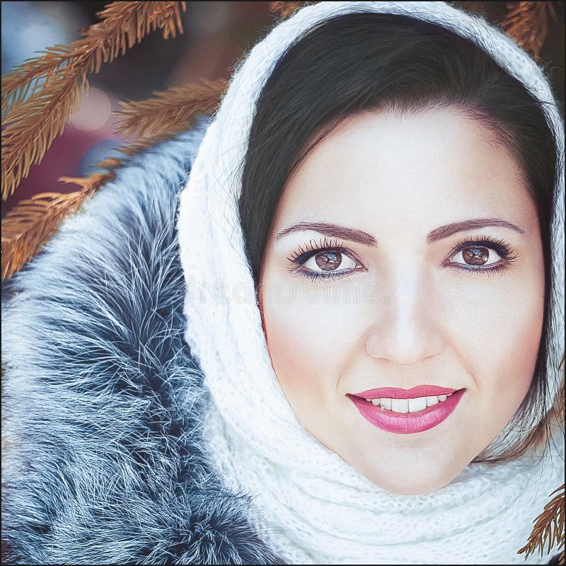 Portret van een meisje, de winter, close-up Het openlucht dichte omhooggaande portret van jong mooi gelukkig glimlachend meisje d stock foto Portret van een meisje, de winter, close-up Het openlucht dichte omhooggaande portret van jong mooi gelukkig glimlachend meisje d stock foto