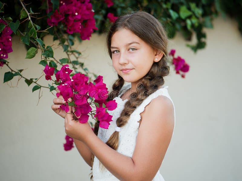 Portret van een meisje met bloemen stock foto's Portret van een meisje met bloemen stock foto's