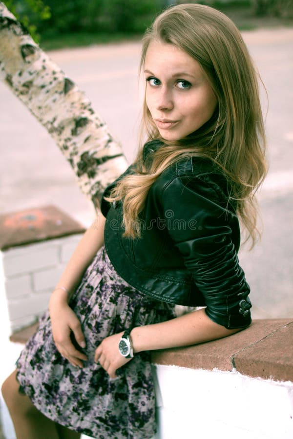 Portret van een meisje tegen cityscape royalty-vrije stock fotografie Portret van een meisje tegen cityscape royalty-vrije stock fotografie