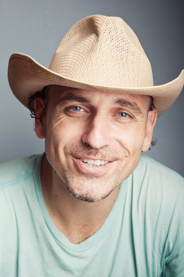 Portret van een mens in een cowboyhoed royalty-vrije stock afbeeldingen Portret van een mens in een cowboyhoed royalty-vrije stock afbeeldingen