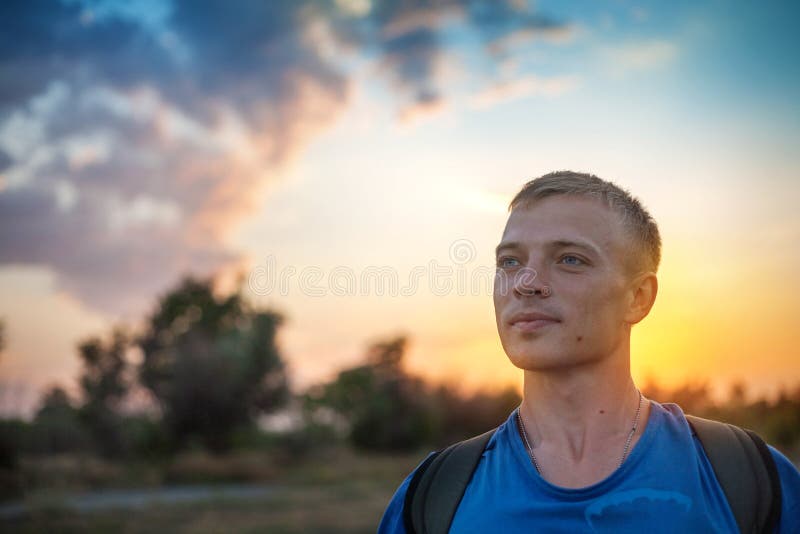 Portret van een mens met status in openlucht in de avond stock afbeeldingen Portret van een mens met status in openlucht in de avond stock afbeeldingen