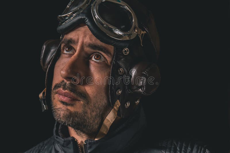 Portret van een mens met vliegeniershelm en beschermende brillen die weg aan de afstand kijken stock foto Portret van een mens met vliegeniershelm en beschermende brillen die weg aan de afstand kijken stock foto