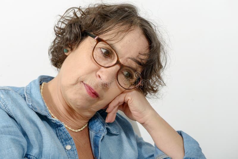 Portret van een midden peinzende leeftijdsvrouw stock afbeeldingen Portret van een midden peinzende leeftijdsvrouw stock afbeeldingen