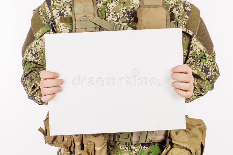 Portret van een militair die wit blad van document houden tegen wit royalty-vrije stock afbeeldingen Portret van een militair die wit blad van document houden tegen wit royalty-vrije stock afbeeldingen