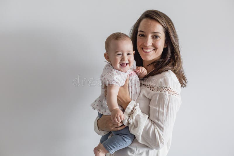 Portret van een mooi babymeisje en haar moeder thuis Familieconcept binnen Dag en levensstijl royalty-vrije stock foto's Portret van een mooi babymeisje en haar moeder thuis Familieconcept binnen Dag en levensstijl royalty-vrije stock foto's