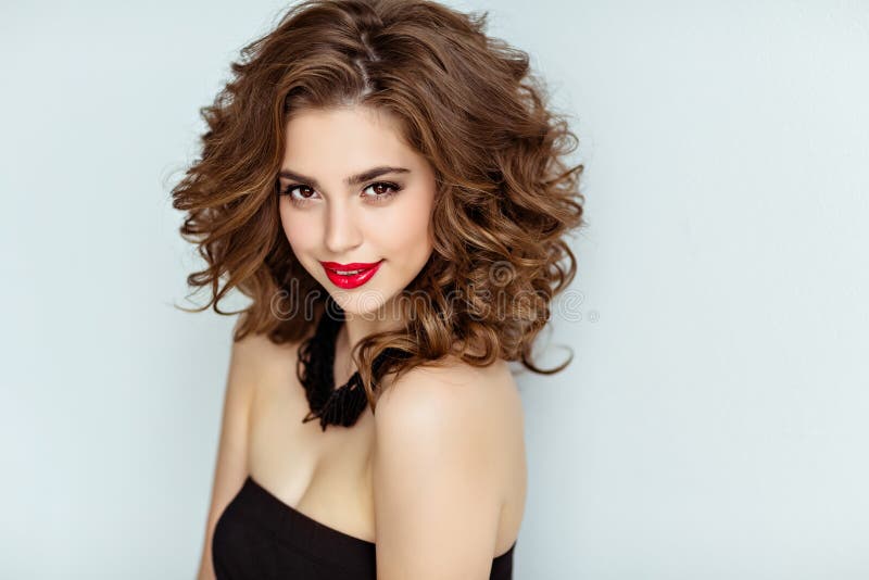 Portret van een mooi betoverend brunette met krullend haar en B stock foto's Portret van een mooi betoverend brunette met krullend haar en B stock foto's